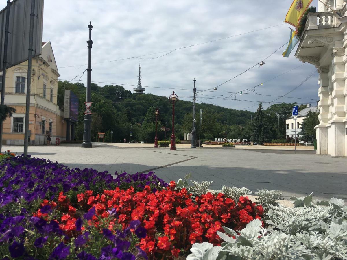 Mse Apartman Miskolc Buitenkant foto