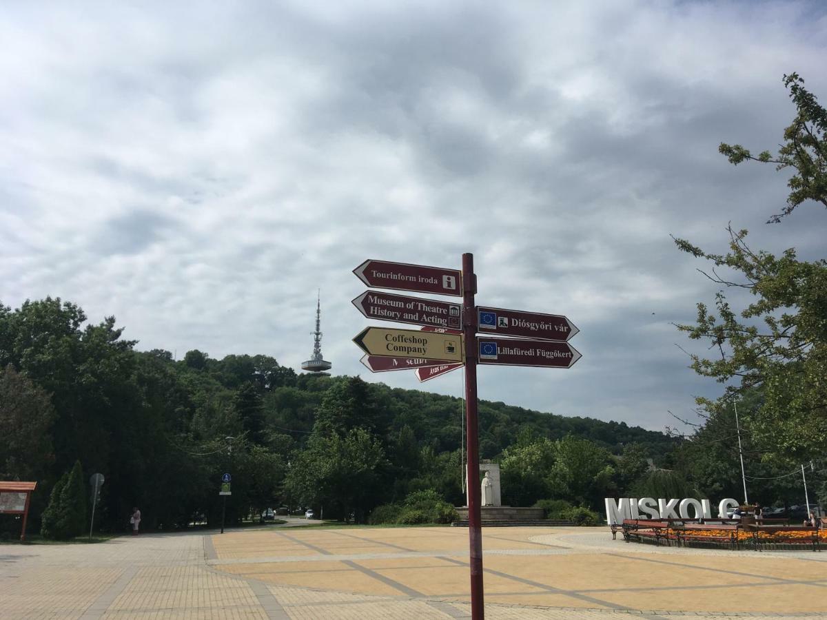 Mse Apartman Miskolc Buitenkant foto