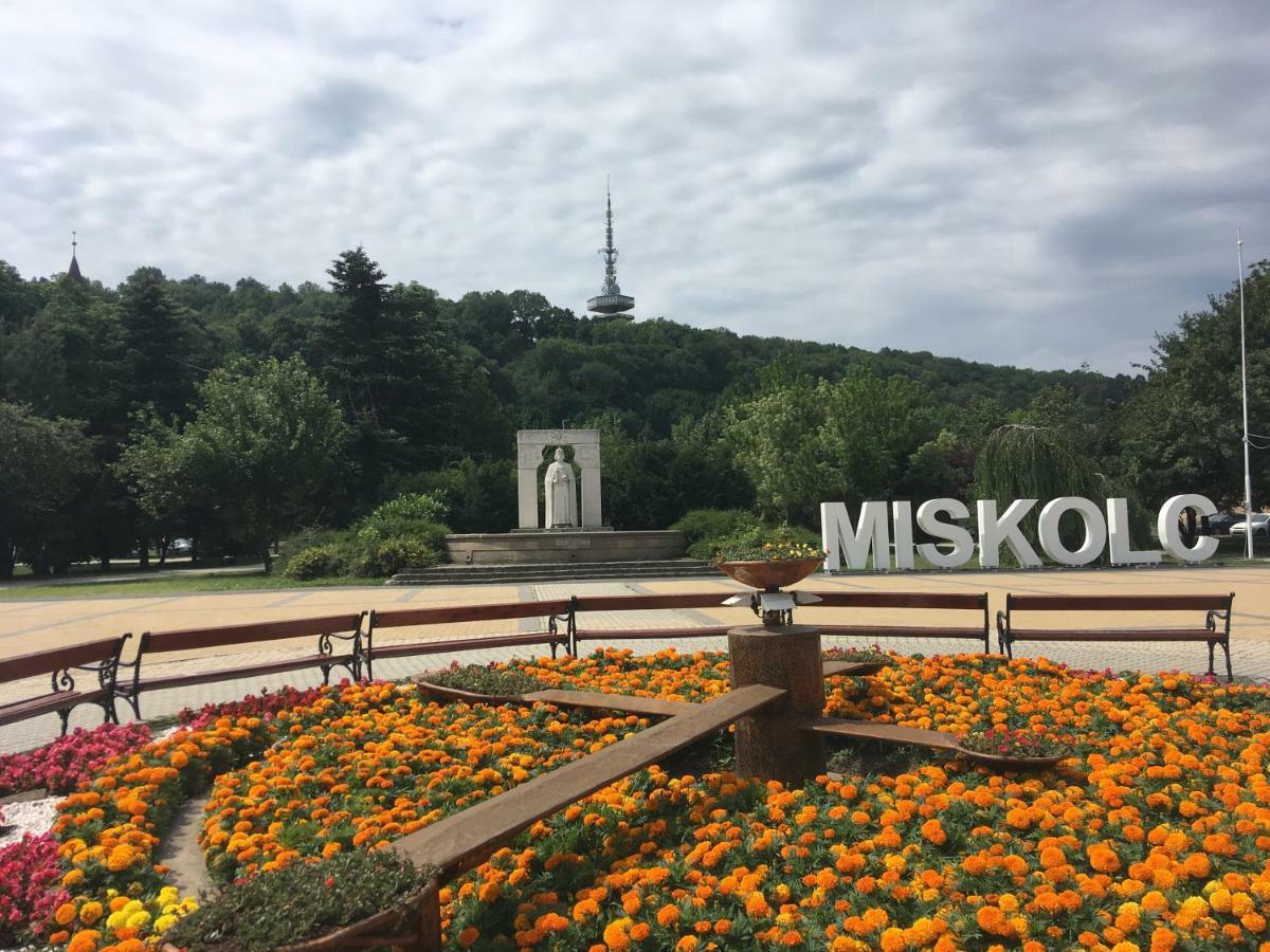 Mse Apartman Miskolc Buitenkant foto